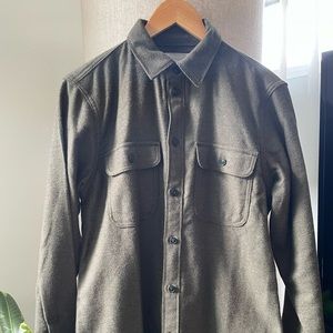 Never worn, new with tags. Olive green everlane jacket. Small.